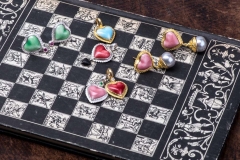 Material: Porzellan / Gold / Silber / Zuchtperlen / grüner Granat / Rubin / Diamant.