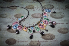 Material: Eisen / Silber / Gold / grüner Granat / Rubin / Diamant / Zuchtperlen / Porzellanmalerei.