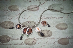 Material: Eisen / Silber / Porzellan / grüner Granat /  Porzellanmalerei.