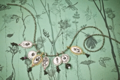 Material: Eisen / Silber / Gold / grüner Granat / Rubin / Zuchtperlen / Porzellanmalerei.