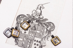 Material: Eisen / Silber / Gold / gravierter Bergkristall.