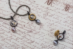 Material: Eisen / Silber / Gold / gravierter Bergkristall / Zuchtperle.