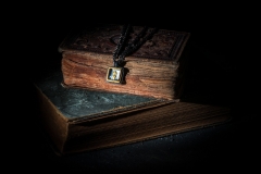 Material: Eisen / Gold / gravierter Bergkristall.