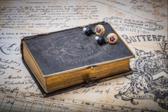 Material: Eisen / Gold / Zuchtperlen / Porzellanmalerei.