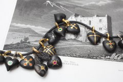 Material: Eisen / Gold / Rubin / grüner Granat / Diamant.