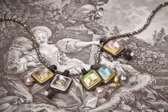 Material: Eisen / Silber / Gold / gravierter Bergkristall / Zuchtperlen.