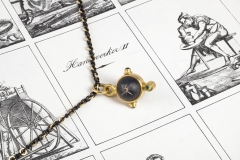 Material: Eisen / Gold / grüner Granat.